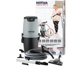 Nilfisk Supreme All-in-1 centralstøvsuger præsenteret med emballage og tilbehør, der viser en kvinde i brug på en trappe.