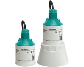 To Siemens SITRANS LR120 radar transmittere. En mindre model til venstre og en større med en tragt til højre, begge med grønne toppe og hvide beholdere.