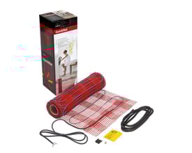 nVent QuickNet gulvvarmemåtte 6,0m2 med 230V, 90W/m2, vist med produktæske, den udgravede måtte og tilbehør.