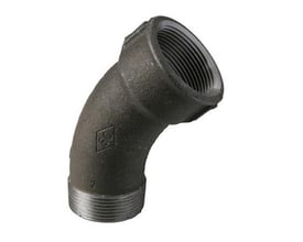 Sort 3/4" vinkel fitting med 45 graders bøjning, blødstøbt materiale og udvendigt gevind.