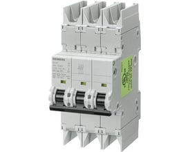 Siemens SENTRON 5SJ4 3-polet automatsikring på 3 A med C-karakteristik, vist set skråt forfra.