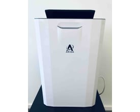 Fronten af den hvide Arida S9L affugter med Arida logoet tydeligt synligt på en sort baggrund.