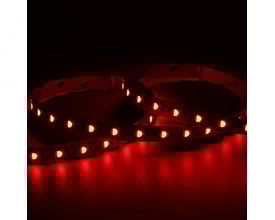 E-Cell Eco RGBW LED strip i en 10 meter rulle, der lyser rødt, viser lysdioder med jævn afstand på en mørk baggrund.