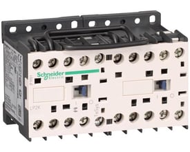 Schneider Electric TeSys K LP2K0901BD kontaktor for omstyring, 3-polet, 9A, 24 DCV spænding og skrueklemmer. Hvid og grå med grøn logobånd.