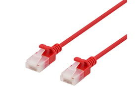 To røde Deltaco U/UTP Cat6a patch kabler med en diameter på 3,5 mm og RJ45-stik, fotograferet tæt på.
