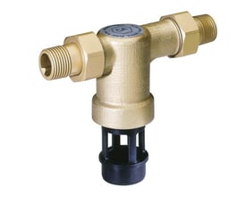 Resideo Braukmann tilbagestrømningssikring, 3/4" DN20 i rødgods, vist med unioner og en sort beskyttelseshætte forneden.