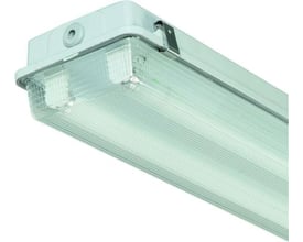 EP2 tomt 2-rørs armatur AC på 1500 mm med gråt hus og transparent, ribbet afskærmning, set skråt nedefra.