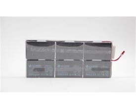 Eaton Easy Battery+ udskiftningsbatteripakke til 5P 1550i Rack1U med seks batterier og rød tilslutningsledning.