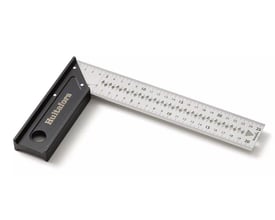 Hultafors Vinkel Pro 25 cm fra siden, fremhæver den robuste konstruktion med sort pulverlakeret anslag og stålklinge.