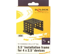 DeLock sort installationsramme til fire 2,5-tommers enheder i en 3,5-tommers plads, vist på emballagen.
