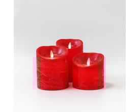 Tre LEDlife røde bloklys med bevægelig flamme og forskellige højder, placeret sammen på en hvid baggrund.