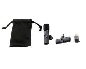 Deltaco trådløs vlogging-mikrofon set med tilbehør: sort stofpose, mikrofon med klips, USB-C adapter og Lightning adapter.