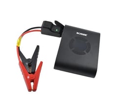 Ironside startbooster med kompressor på 8000 mAh, vist med startkabler og røde og sorte batteriklemmer.