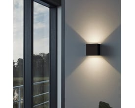 EGLO Calpino udendørs væglampe i sort aluminium, med 680 lm og IP54 klassificering, monteret på en udendørs væg.