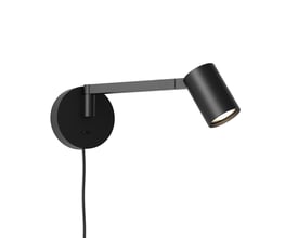 Astro Lighting Ascoli Swing Plug In væglampe i mat sort med svingarm, rund vægplade, afbryder og ledning.