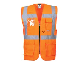 Orange vest i størrelse L med lynlås, flere lommer foran og reflekser, overholder EN471 standarden.