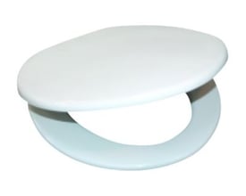 Et hvidt Gustavsberg propensæde med låg set fra siden, vist på en hvid baggrund, ideelt til ældre toiletter i 315-serien.