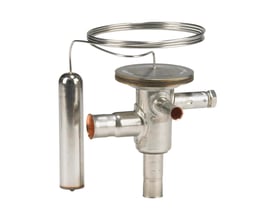 Danfoss TCHE varmgas by-pass regulator med 10mm tilgang og 12mm afgang. Loddetilslutninger (ODF) og ekstern trykudligning ses tydeligt.