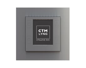 mTouch Dim lysdæmper i mat aluminium med touch-knapper og LCD-display, der viser CTM Lyng logo.