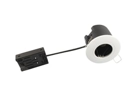 Scan Products Cira Fixed 230V GU10 IP44 downlight i mat hvid, rund med tilslutningsboks og kabel på hvid baggrund.