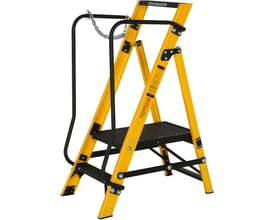 Zarges Safemaster EFAmix S glasfiber platformstige med 2 trin og en platformshøjde på 0,42 m, med en sikkerhedskæde.