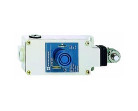 Schneider Electric Nødstop V med resetknap, model XY2-CH, med blå drejeskive og mærkat der angiver AC15 240V 3A IP65.