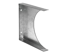 Detaljeret billede af Lindab FADK montagebøjle i galvaniseret stål, fremhæver de to monteringshuller og den buede form for kanalfastholdelse.