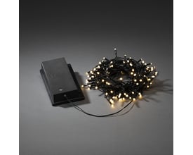 Batteridrevet lyskæde fra Konstsmide med 120 varmhvide LED-lys og sort ledning, klar til udendørs brug.