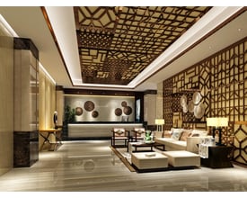 Lobby med moderne asiatisk-inspireret design med en reception, siddeområde med sofa og stole, og et udsmykket loft.