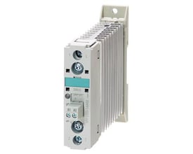 Nærbillede af Siemens 3RF2 solid-state kontaktor med 20A, viser mærkeskilt med 24V DC styrespænding og skrueterminaler.