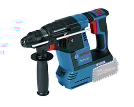 Tæt på Bosch GBH 18V-26 Professional borehammer, der viser SDS plus-holderen, ekstrahåndtag og 18V ProCORE batteriet.