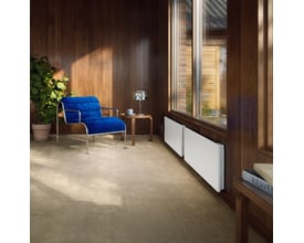 Ebeco Wallflex el-radiator 600 WiFi, 1500W, 230V, hvid, monteret ved et stort vindue i et hyggeligt rum.