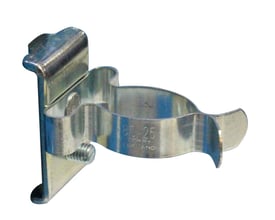 Maskinfabrikken Universal fjederklemme med bagplade til Ø25mm rør, lavet af galvaniseret metal på hvid baggrund.