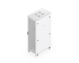 Ubiquiti 42U rackskab med 1000 mm dybde og perforeret dør, set skråt med blæsere på toppen.