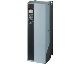 Danfoss VLT HVAC Drive FC 102 frekvensomformer, 30 kW, 380-480 VAC, IP21, med grafisk betjeningspanel og grå kabinet.