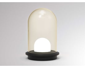 Molto Luce Pille Single L T bordlampe med champagnefarvet glas og sort aluminiumsfod med indbygget varmt hvidt lys.