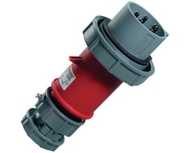 Mennekes CEE stikprop, 5-polet, 16A, 400V, IP67 i rød og grå farve, vist med stikkontakter.