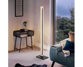 EGLO Camacho gulvlampe med eg og sort finish, 1260 mm høj, oplyser et moderne soveværelse.
