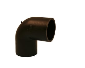 Detalje af Geberit 90 mm PEH afløbsbøjning med mærkeindgravering på den hvide baggrund.
