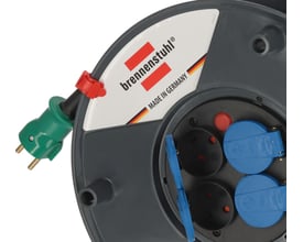 Nærbillede af Brennenstuhl kabeltromle med 4 IP44 udtag og grønt stik, tydelig Brennenstuhl logo og produktoplysninger.