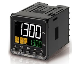 Omron E5CC-TQX3A5M-003 temperaturregulator med stort digitalt display, viser 1300 på hvid baggrund.