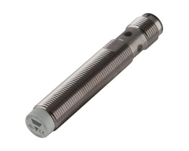 Carlo Gavazzi induktiv sensor M12 med lang, sølvfarvet gevindkrop, vist skråt med sensorfladen forrest.