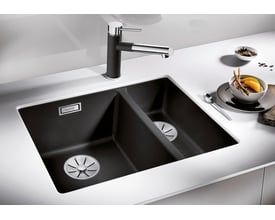 Blanco SUBLINE 340/160-U UXI køkkenvask i vulkangrå SILGRANIT® med to kummer og elegant armatur.