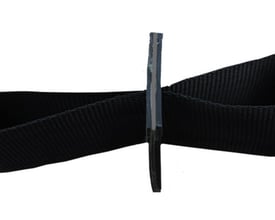 Detaljeret nærbillede af NSH polyester opbindingsbåndet med dens tekstur og sorte farve, vist på et neutralt underlag.