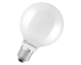 Nærbillede af Ledvance LED globe 95 mat lyskildes E27 fatning med tydelig logo og produktinformation.