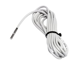 Danfoss MBT 153 temperaturføler med hvidt PVC-kabel, cirka 3,5 meter langt og bundet sammen med et sort kabelbinder.