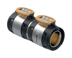 Geberit FlowFit overgangsstykke til Mepla 50mm, set fra siden, med fokus på 'Mepla' mærkningen på en sølvfarvet ring.