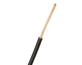 Ledning 1X0,75 H05V2-K SO 200SP med synlige kobberledere og sort PVC-isolering, vist på hvid baggrund.