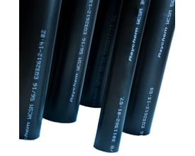 Seks sorte krympeslanger fra TE Connectivity, mærket med produktinformation og batchnumre. Slangerne har en blank overflade og er arrangeret i et overlappende mønster.