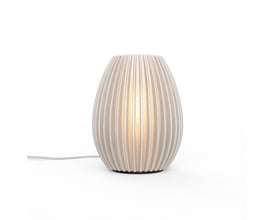 myCreation Jagg Two bordlampe i transparent hvid med unik ribbet struktur, der skaber en varm lyseffekt på hvid baggrund.